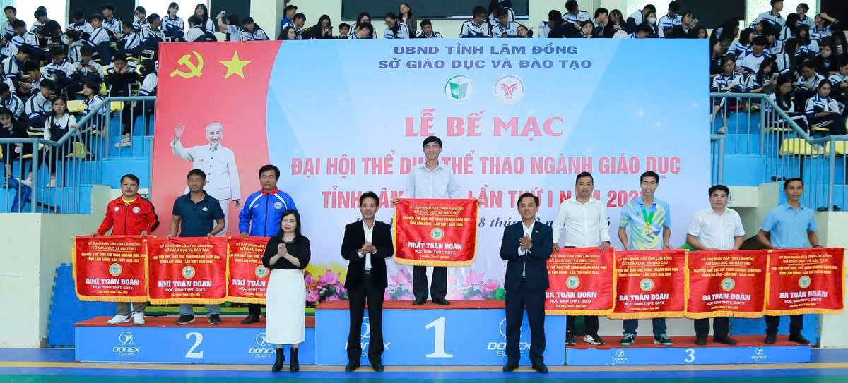 Ban Tổ chức trao cờ toàn đoàn cho các đơn vị trực thuộc đạt thành tích xuất sắc tại Đại hội TDTT ngành Giáo dục tỉnh Lâm Đồng lần thứ I năm 2026.