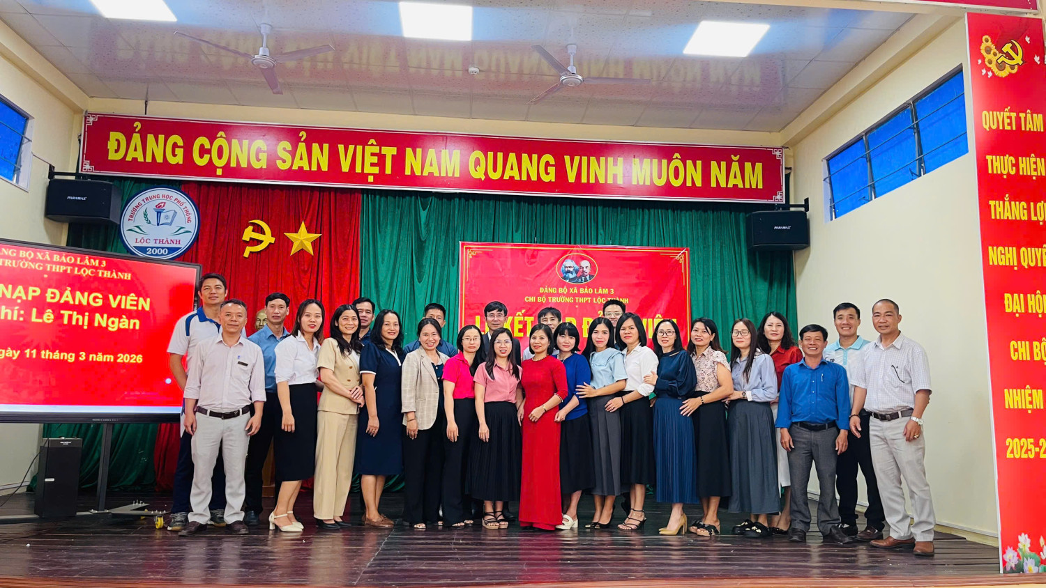 LỄ KẾT NẠP ĐẢNG VIÊN VÀ TRAO QUYẾT ĐỊNH CHUYỂN ĐẢNG VIÊN CHÍNH THỨC TẠI TRƯỜNG THPT LỘC THÀNH