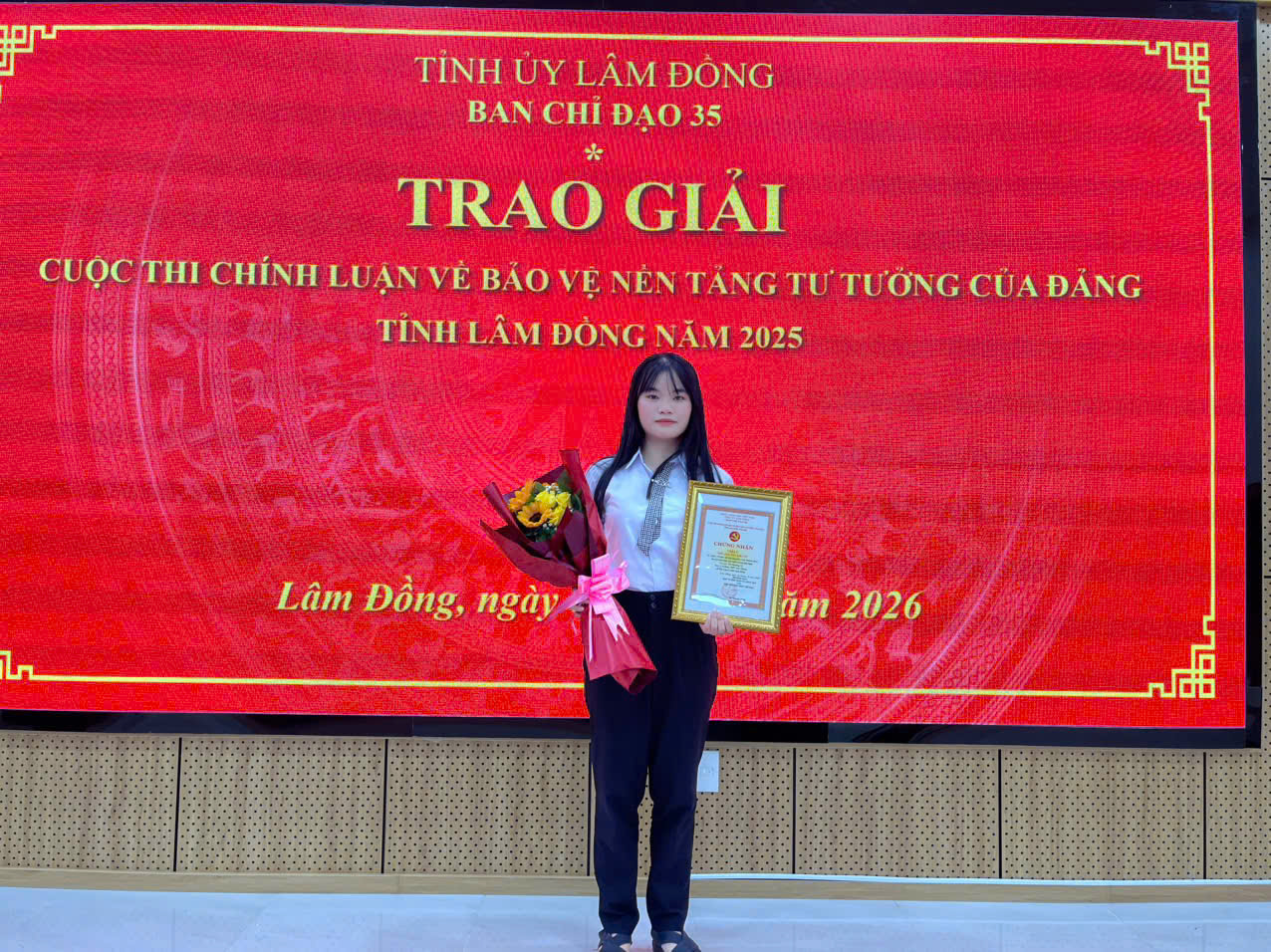 Học sinh Hà Phương Vy lớp 11A1 nhận giấy khen của cuộc thi chính luận Tỉnh Lâm Đồng 2025