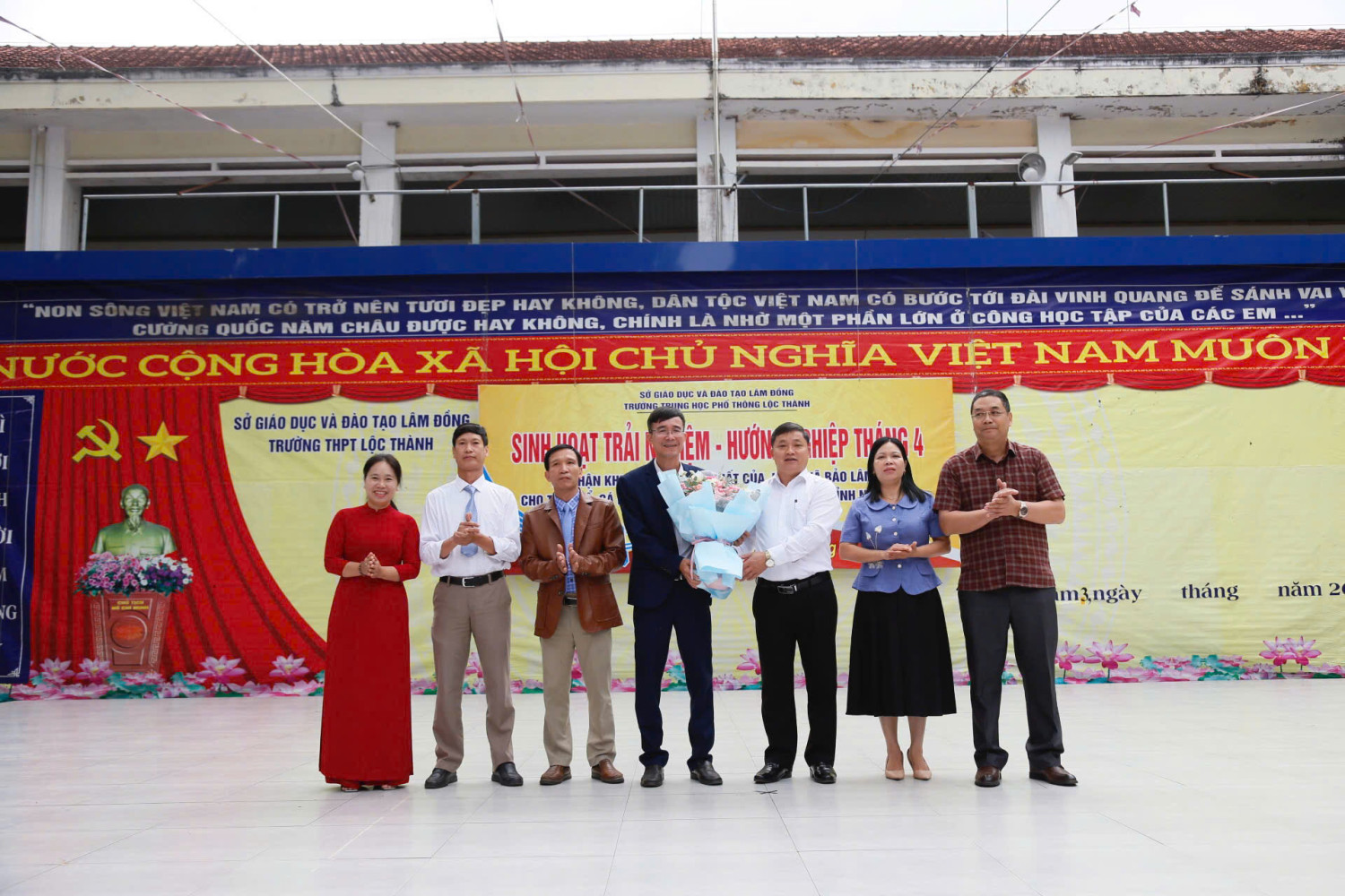 Đại diện ban lãnh đạo xã Bảo Lâm 3 trao hoa chúc mừng tập thể nhà trường