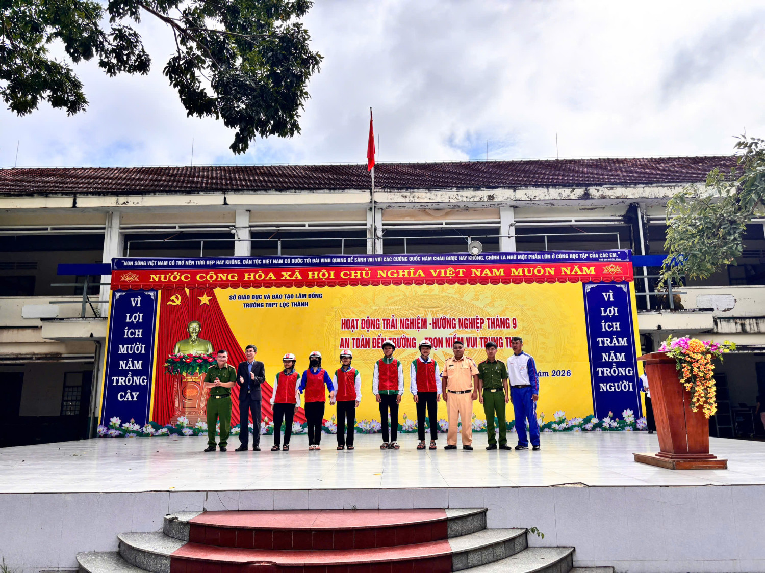 TRƯỜNG THPT LỘC THÀNH LAN TỎA THÔNG ĐIỆP “AN TOÀN ĐẾN TRƯỜNG – TRỌN NIỀM VUI TRUNG THU”