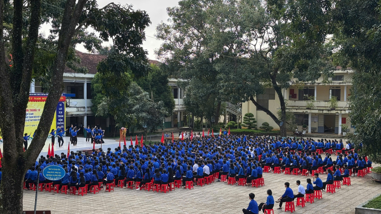 Toàn cảnh hoạt động kỷ niệm Ngày truyền thống Hội Liên hiệp Thanh niên Việt Nam tại Trường THPT Lộc Thành.